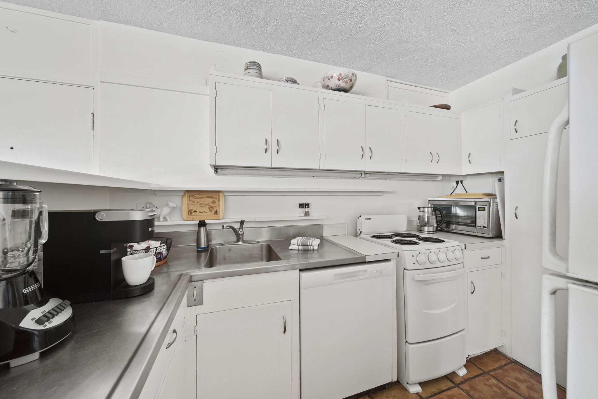 Bright full kitchen with ample cabinetry