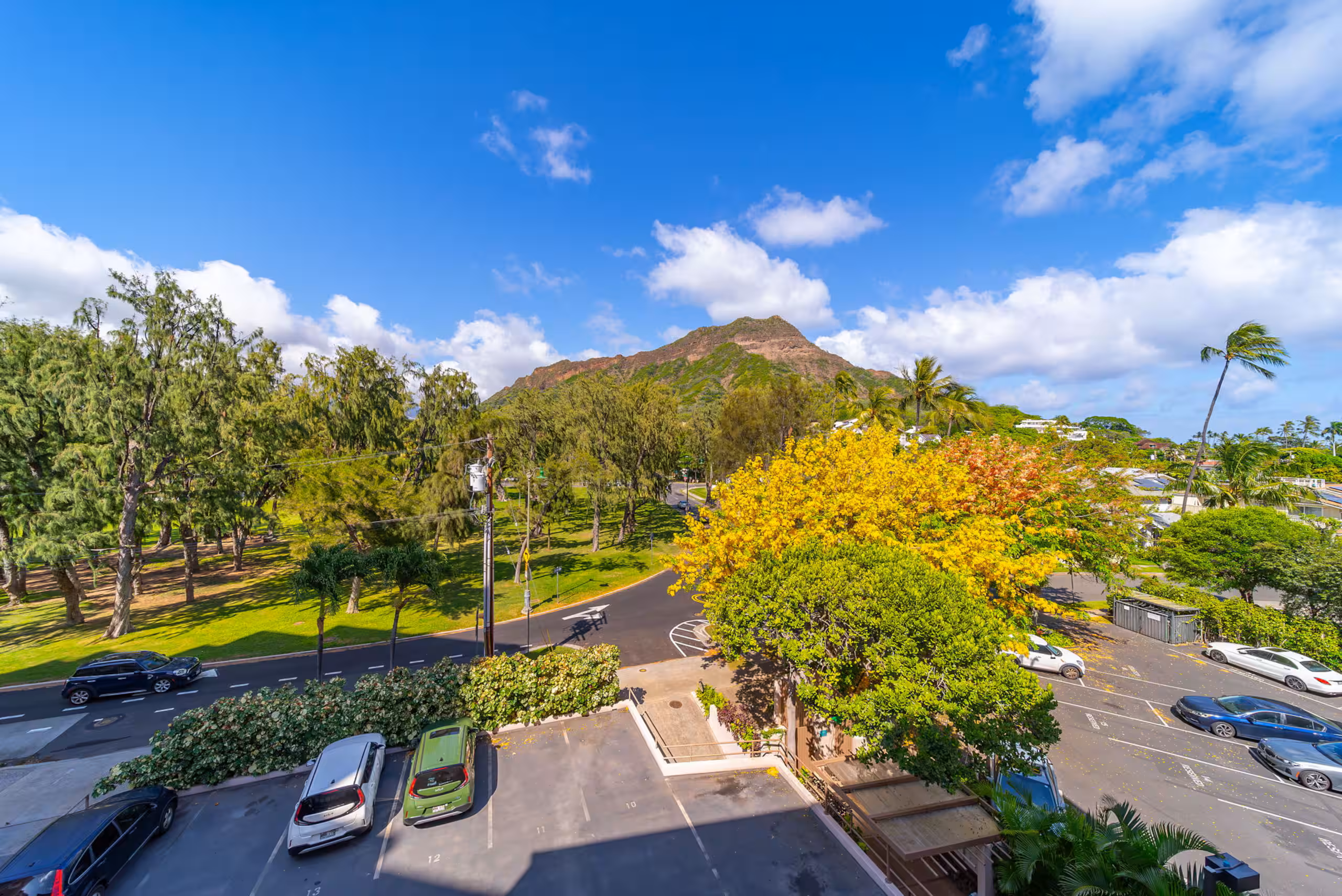 Sunny Diamond Head view across Kapiʻolani Park